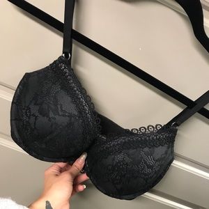 32DDD push up bra from Victoria secret. Never worn